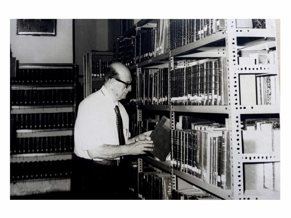 El General Felipe de Barra Ex Presidente del CEHMP en la Biblioteca.